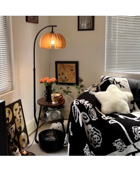 Next to the American retro sofa, there are several floor lamps. In the living room, there are antique style bedrooms, bedside shelves, and vertical desk lamps for storage